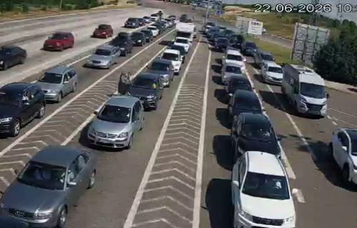 Na najfrekventnijem graničnom prelazu između Srbije i Severne Makedonije – Preševo, saobraćaj je pojačan, a vozače tokom dana očekuju moguća zadržavanja. Stanje na Preševu promenljivo: Na granici se čeka do sat vremena