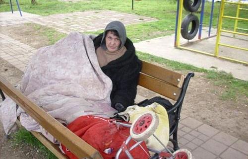 Професорка спава у парку