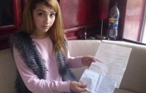 Полицајци тукли девојку