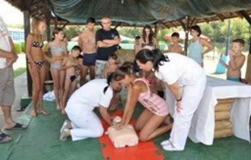 Na gradskom bezenu održana edukacija o pružanju prve pomoći