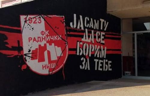 Fudbalski klub Radnički u subotu će odigrati prvi meč nove sezone pred svojim navijačima. Na stadion „Čair“ stiže ekipa Čukaričkog, a ulaz na ovu utakmicu biće slobodan. Radnički otvara sezonu pred svojim navijačima, ulaz slobodan protiv Čukaričkog