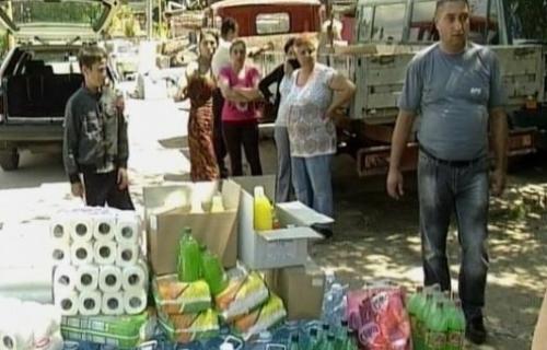 Роми помажу угроженима