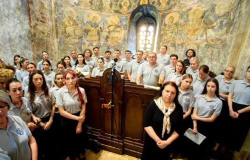 Хор „Бранко“ из Ниша увеличао Видовданску Литургију у Раваници