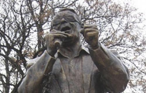 Kukasti krst na spomeniku Šabanu Bajramoviću