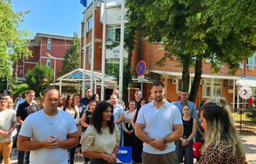 Predstavnici Unije mladih Srpske napredne stranke organizovali su ispred zgrade Gradske opštine Medijana performans tokom kojeg su od Dragana Milića zatražili odgovore na, kako navode, pitanja koja se odnose na aferu šverca 39.000 boksova cigareta, vrednih više od dva miliona evra. Unija mladih SNS ispred GO Medijana zatražila odgovore od Dragana Milića