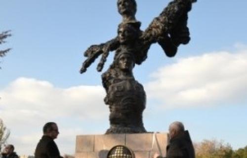 Откривен споменик који је Нишу поклонио Ватикан