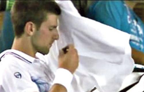 Novak Đokovik krijući uzima tablete!
