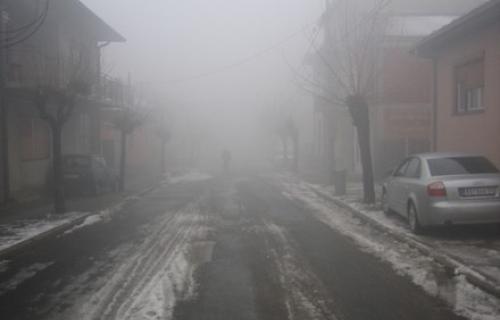 Gusta magla smanjila vidljivost, ugroženo kretanje pešaka