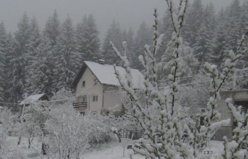 Oblačno, na planinama sneg