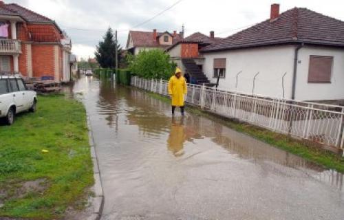 Поплављено неколико кућа