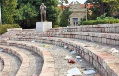 Споменик Шабану Бајрамовићу у ђубрету