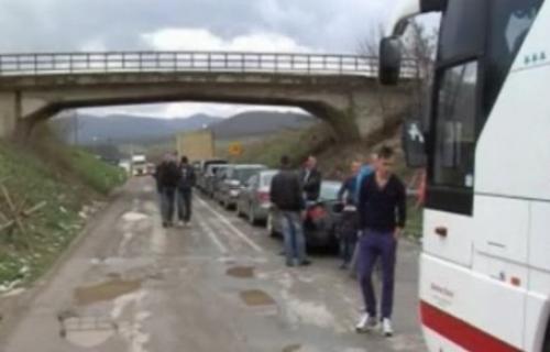 Kolone na prelazu Merdare