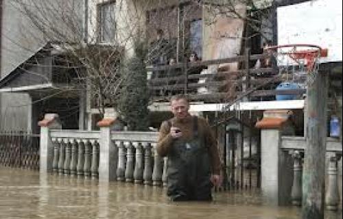 Poplavljeno više desetina kuća, voda nosi sve pred sobom