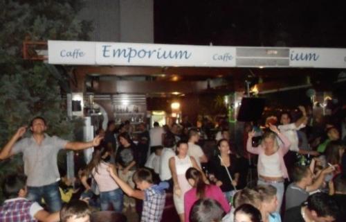 Sva mesta za doček u Caffe Emporium popunjena