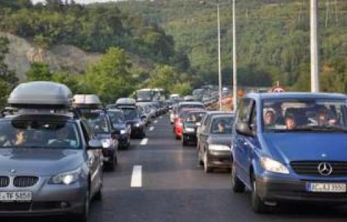 Na prelazu Merdare čekanje duže od dva sata