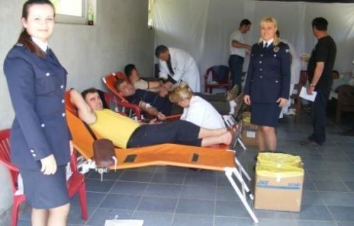 Полицајци у акцији давања крви