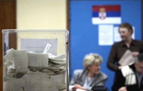 Rok za izbor mesta glasanja do ponoći