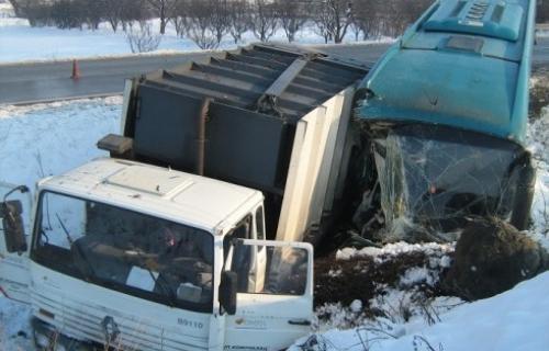 17 povređenih u sudaru kamiona i autobusa!