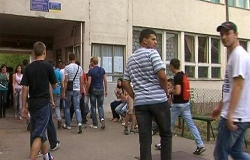 Средњошколац тешко повређен у тучи