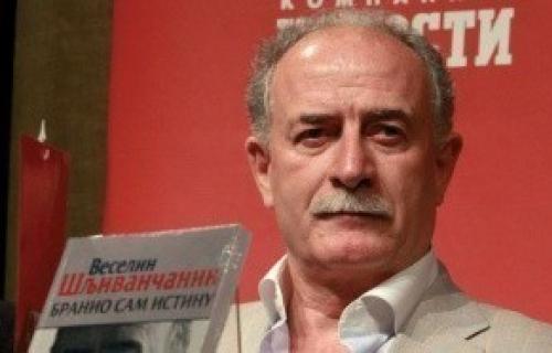 Haški optuženik potpisuje knjigu u Nišu