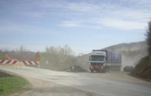 Meštani sela Krčmare blokirali put ka Kosovu
