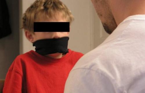 PANIKA: Manijak otima dečake!