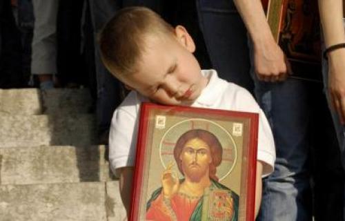 Deca prinuđena da dočekuju patrijarha