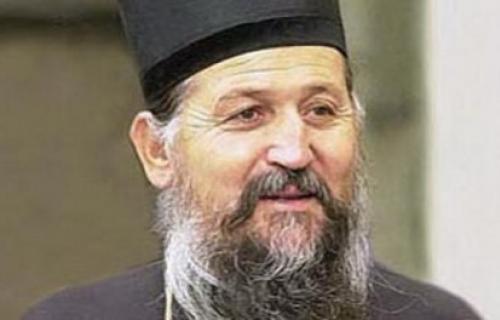 Бели анђео за црну униформу