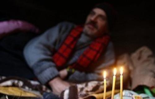 Već petnaest godina živi u tuđem grobu