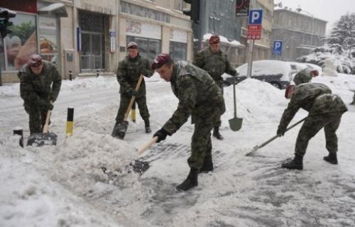 Војска чисти  снег у целој Србији