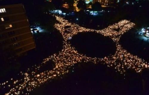 (FOTO) Nišlije formirale ljudski svetleći krst u mraku
