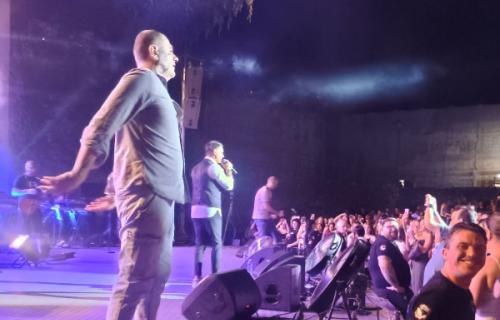 Domaćinski u Nišu. Niška Letnja pozornica pevala u glas: „Tropiko“ i „Amadeus“ napravili pravi muzički spektakl Niška Letnja pozornica pevala u glas: „Tropiko“ i „Amadeus“ napravili pravi muzički spektakl