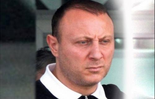 Ајкула остаје иза решетака