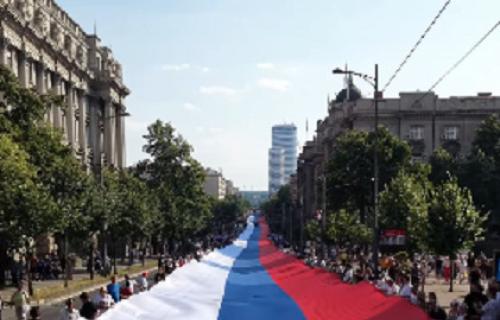 SNS organizovao skup „Srbija jedna porodica“ ispred Doma Narodne skupštine u Beogradu
