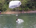 Завојско језеро: После 30 година 63. падобранска бригада је извела скок на воду
