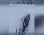 Snimci iz Crne Trave, automobili se jedva naziru u snegu (VIDEO)