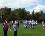 Сви на спорт и дружење: Фудбалски сусрети деце и ветерана у Доњој Трнави уз подршку ГО Црвени Крст