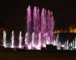Раскошно ноћно осветљење нове фонтане