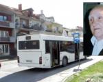 Старац због грешке возача испао из аутобуса, бори се за живот
