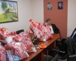 "Dunav osiguranje" obezbedilo novogodišnje paketiće za decu sa posebnim potrebama u Blacu