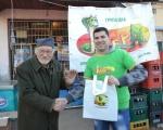 Aktivisti „Kobre“ delili ekološke torbe