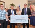 Kompanija Leoni donirala 24.500 evra za izgradnju dečjih igrališta u Prokuplju