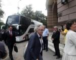 Погледајте слике: Премијер Вучић и министри стигли аутобусом