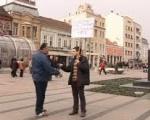 Nišlija protestuje na trgu u centru grada zbog računa za struju