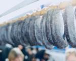 Хиљаде Бугара на Сајму пиротске пеглане кобасице, за сто у кафани чекао се ред (ФОТО)