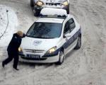 Полиција по снегу са летњим гумама