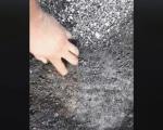 Незавршени путеви: Руком се копа рупа у асфалту на путу Доња - Горња Коњуша
