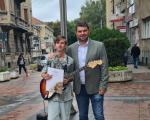 Nema više "besmislenih" zabrana za talentovane ulične svirače: Kao u "svetu" opština Medijana dala dozvolu odličnom gitaristi