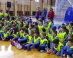Ревија и поклон школских униформи за прваке у највећој нишкој општини