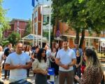 Unija mladih SNS ispred GO Medijana zatražila odgovore od Dragana Milića